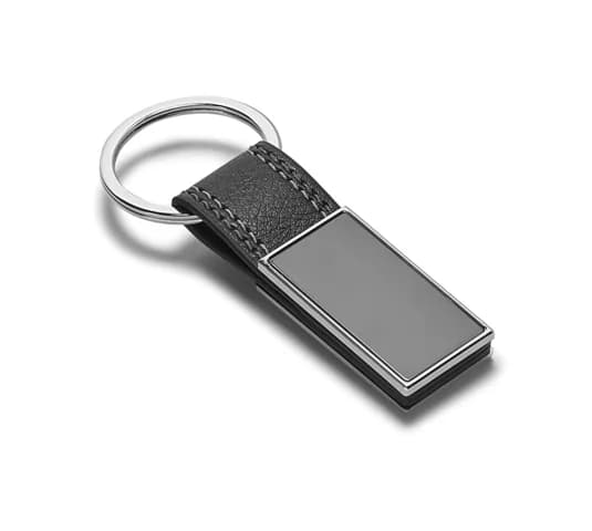 Chaveiro Bale em metal e acabamento sintético cinza com placa retangular em perspectiva