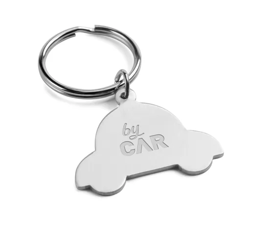 Chaveiro em formato de carro Mobby em metal prateado com gravação personalizada em fundo branco