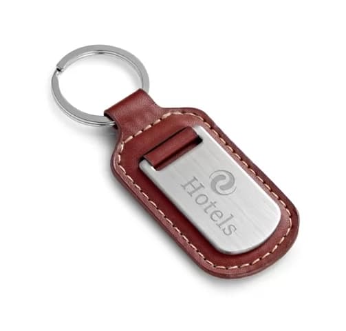Chaveiro Kloden em couro sintético marrom com placa de metal gravada com logo em fundo branco