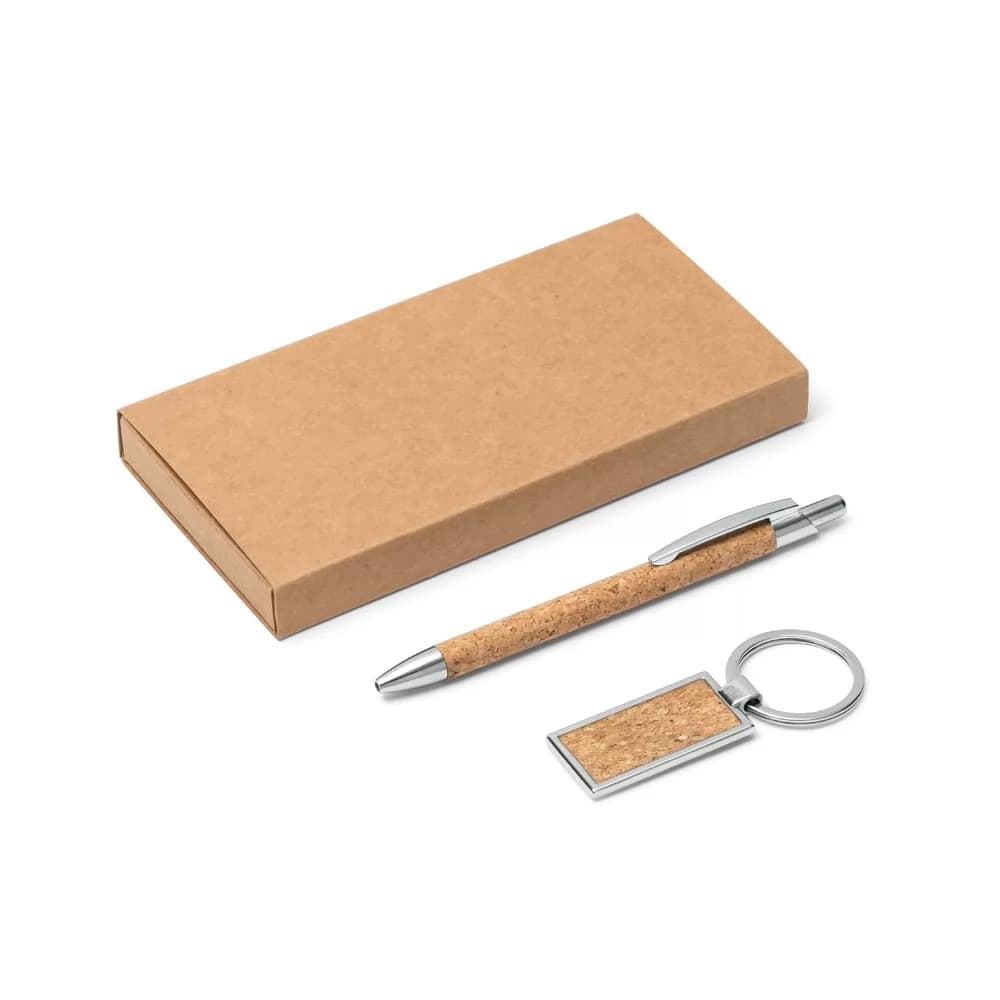 Kit esferográfica e chaveiro Lavre em metal e cortiça com estojo de papel kraft sobre fundo branco