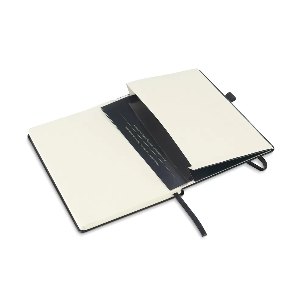 Caderno Capa Dura Chamberi A5 preto aberto exibindo bolso interno sanfonado personalizado e fita marcadora