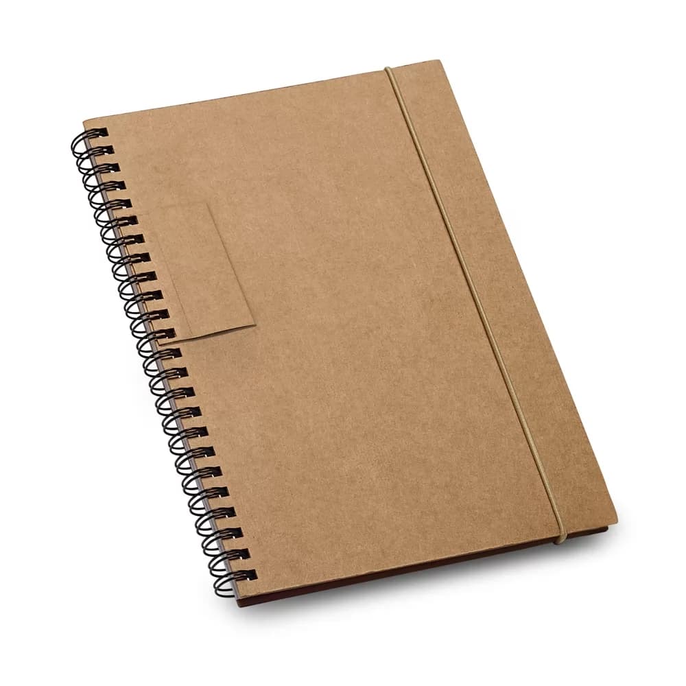 Caderno Garden em papel kraft com espiral preto e elástico de fechamento visto em ângulo sobre fundo branco