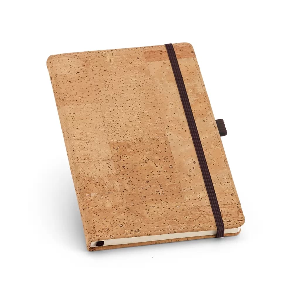 Caderno Capa Dura A6 Portel em cortiça natural com elástico marrom fechado em vista angular