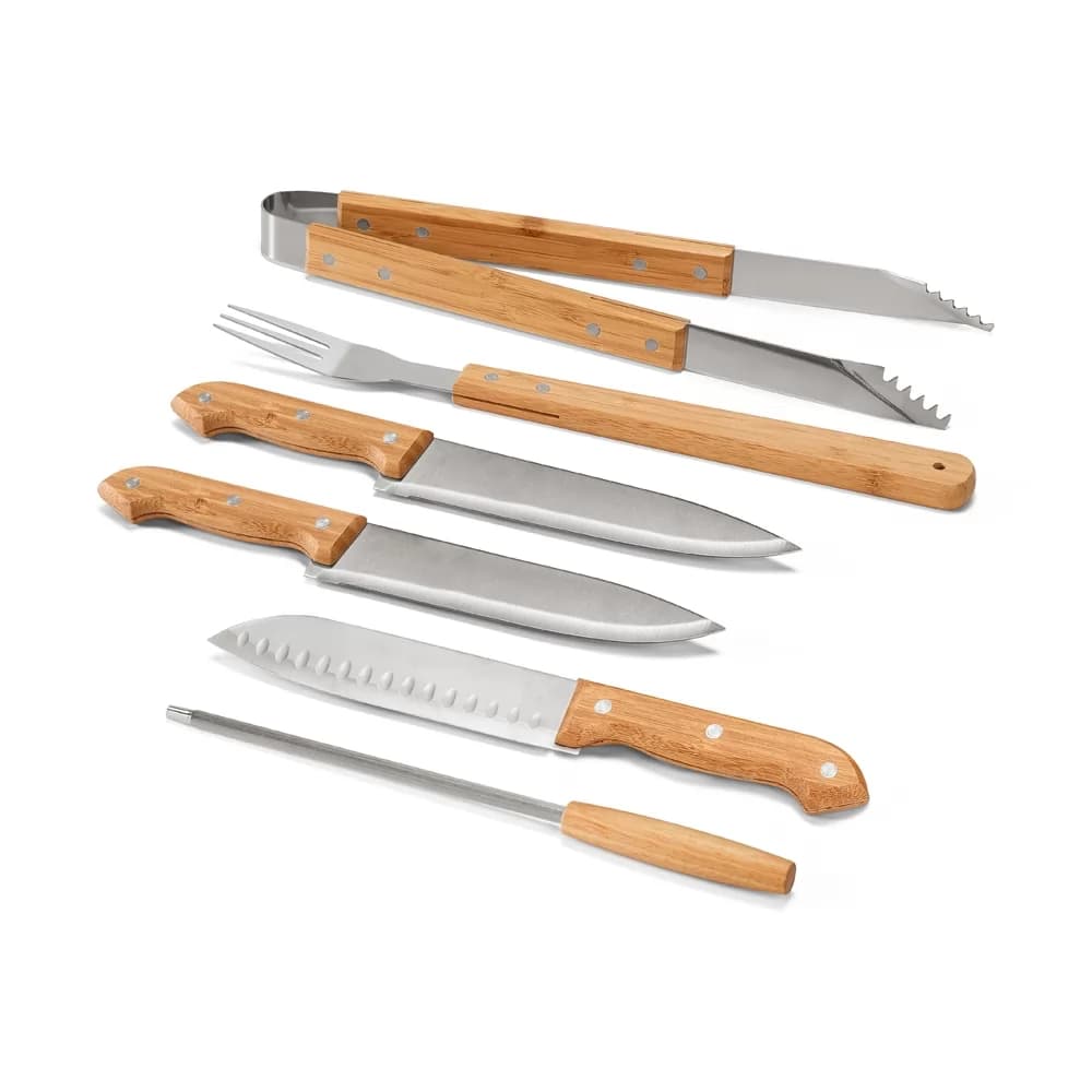 Kit Churrasco Bottura com facas, garfo, pegador e chaira em inox e cabos de madeira sobre fundo branco