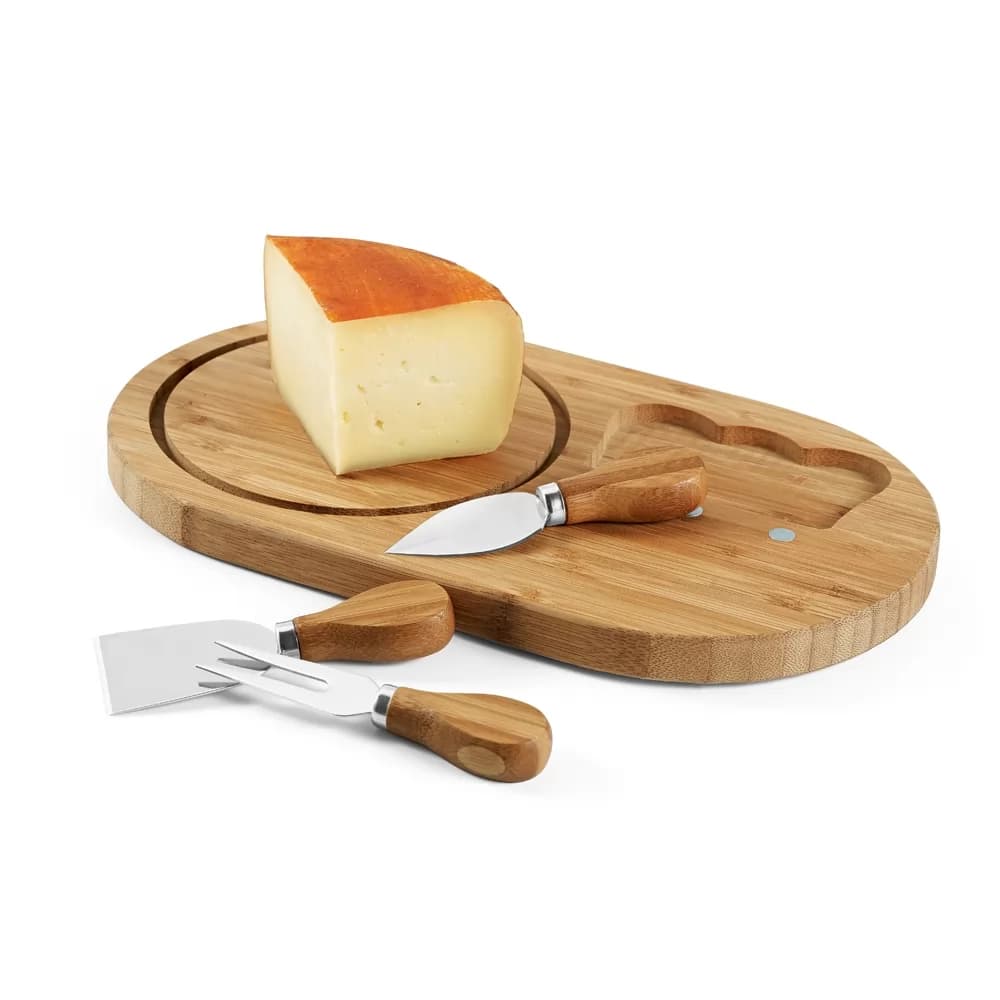 Tábua de queijos Palermo em bambu com três talheres de corte e pedaço de queijo sobre fundo branco