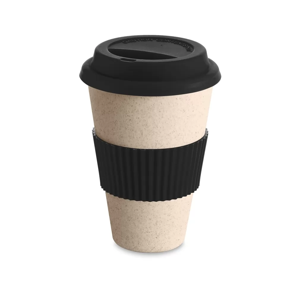Copo para viagem Cinnamon em fibra bege com tampa e luva de silicone pretas em fundo branco