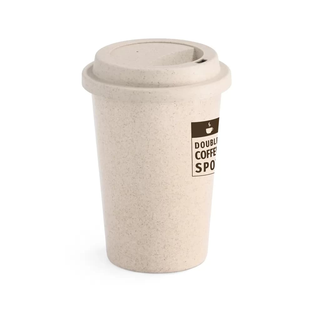 Copo para viagem Tisana em tom bege com textura e logo personalizado em fundo branco