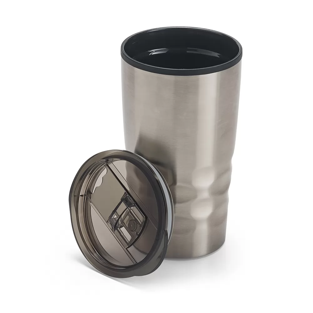 Copo de viagem Hassi 510 ml em aço inox escovado aberto com tampa translúcida apoiada ao lado