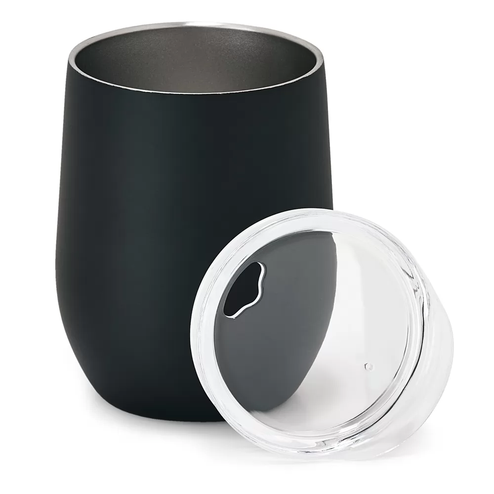 Copo de viagem Hygge em inox preto de 400 ml com tampa transparente apoiada ao lado