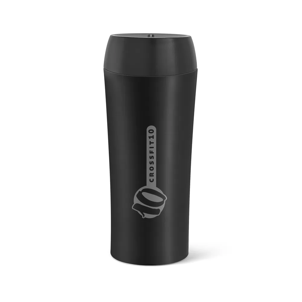Copo para viagem Monarda preto com tampa e gravação personalizada em fundo branco