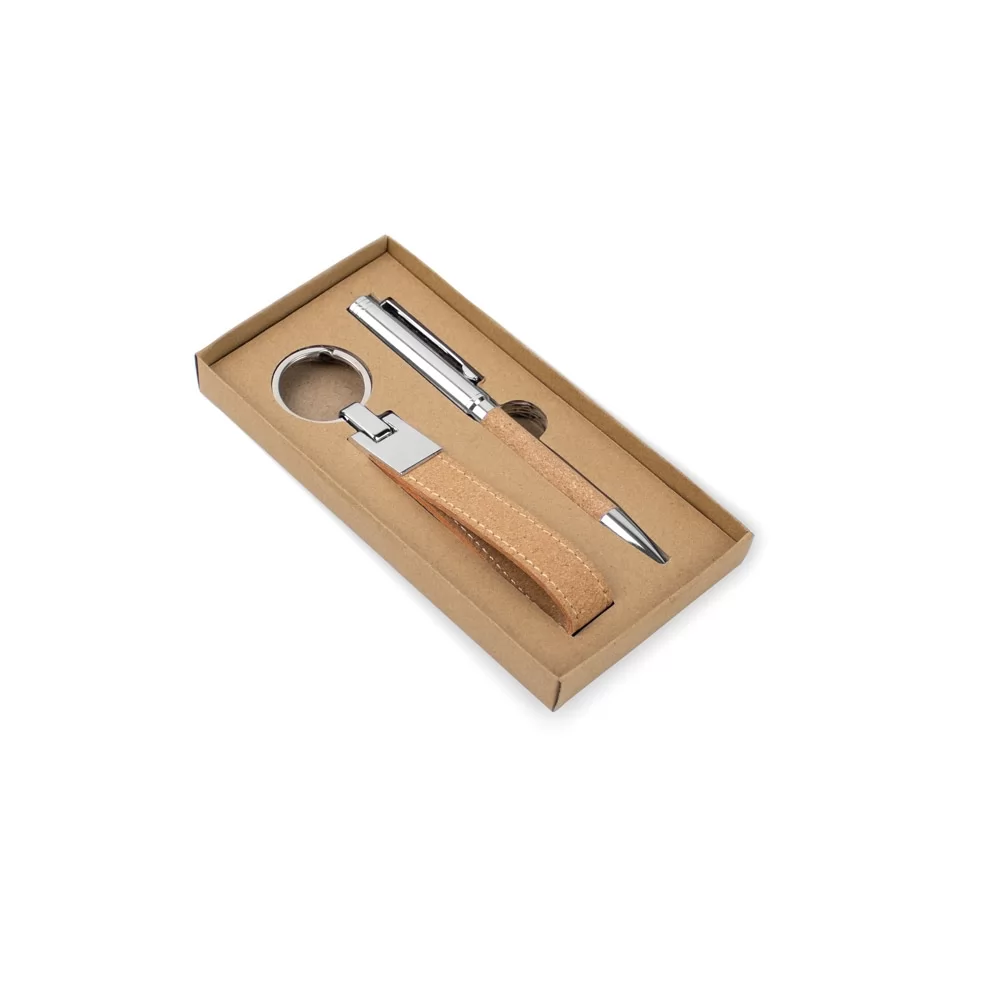 Chaveiro em cortiça natural e metal prateado com argola, visto de frente sobre fundo branco