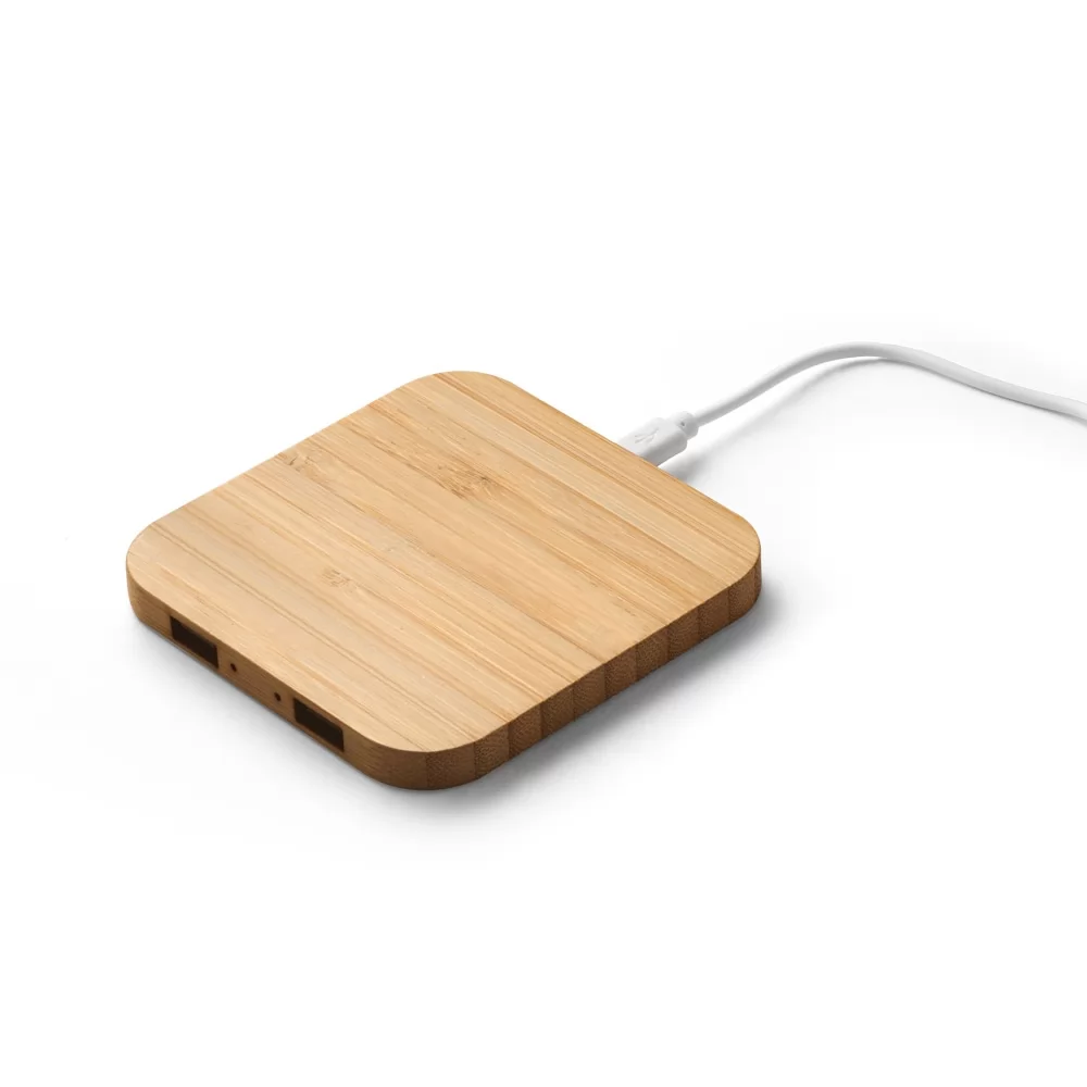 Carregador wireless em bambu natural com hub USB e cabo branco conectado em ângulo sobre fundo branco