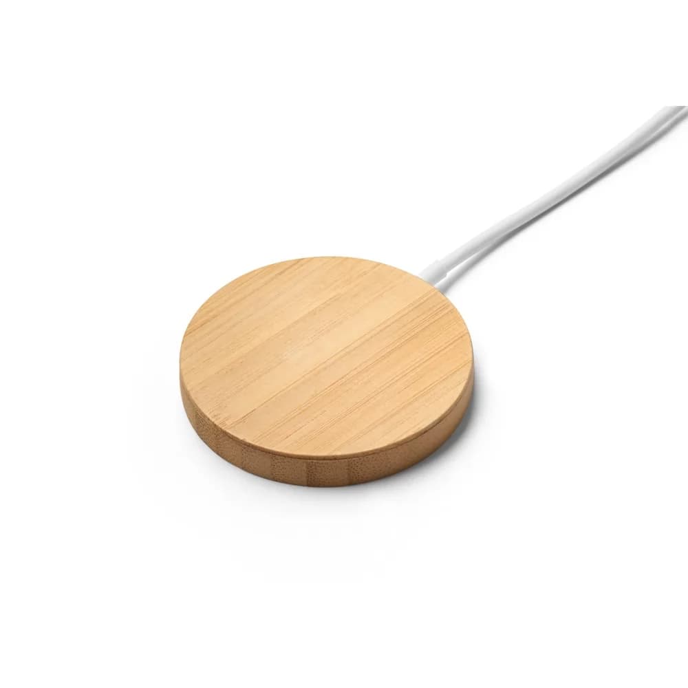 Carregador magnético wireless em bambu Daimler em formato redondo com cabo branco em ângulo sobre fundo branco