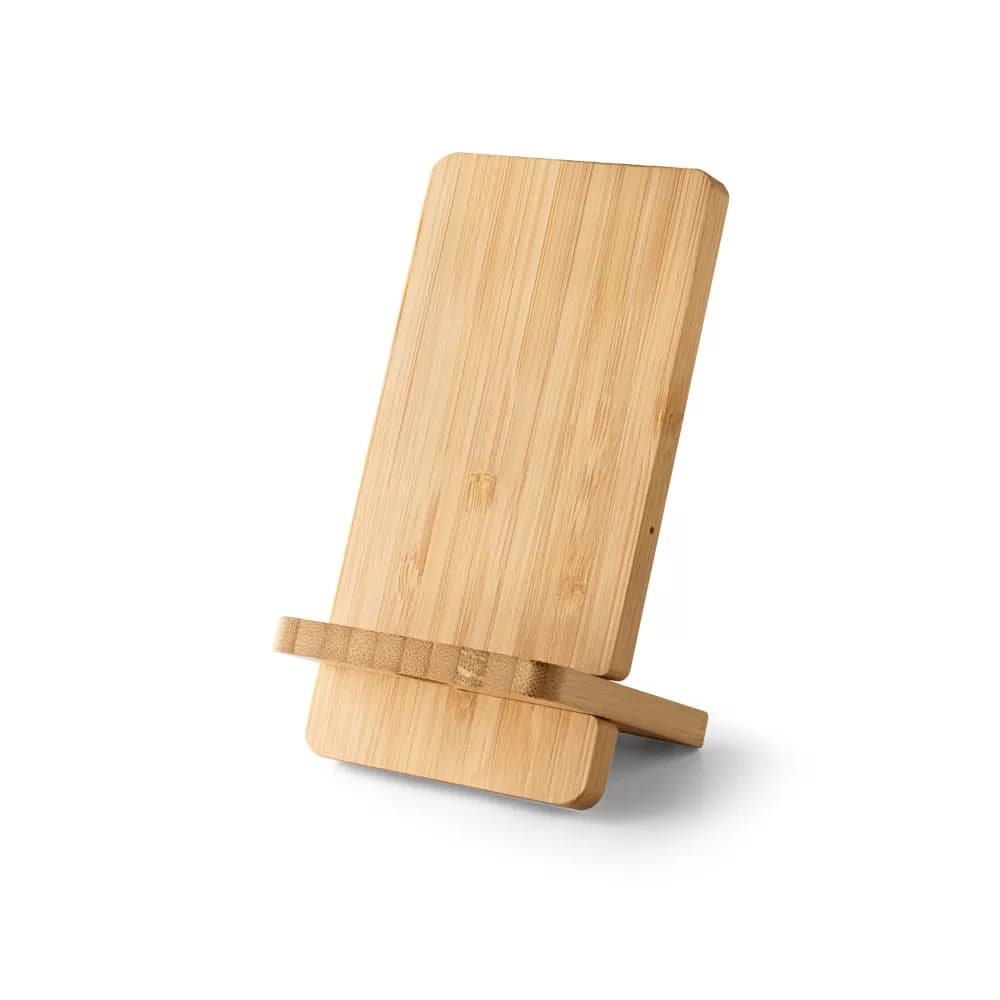 Carregador wireless e suporte em bambu natural para celular em ângulo sobre fundo branco