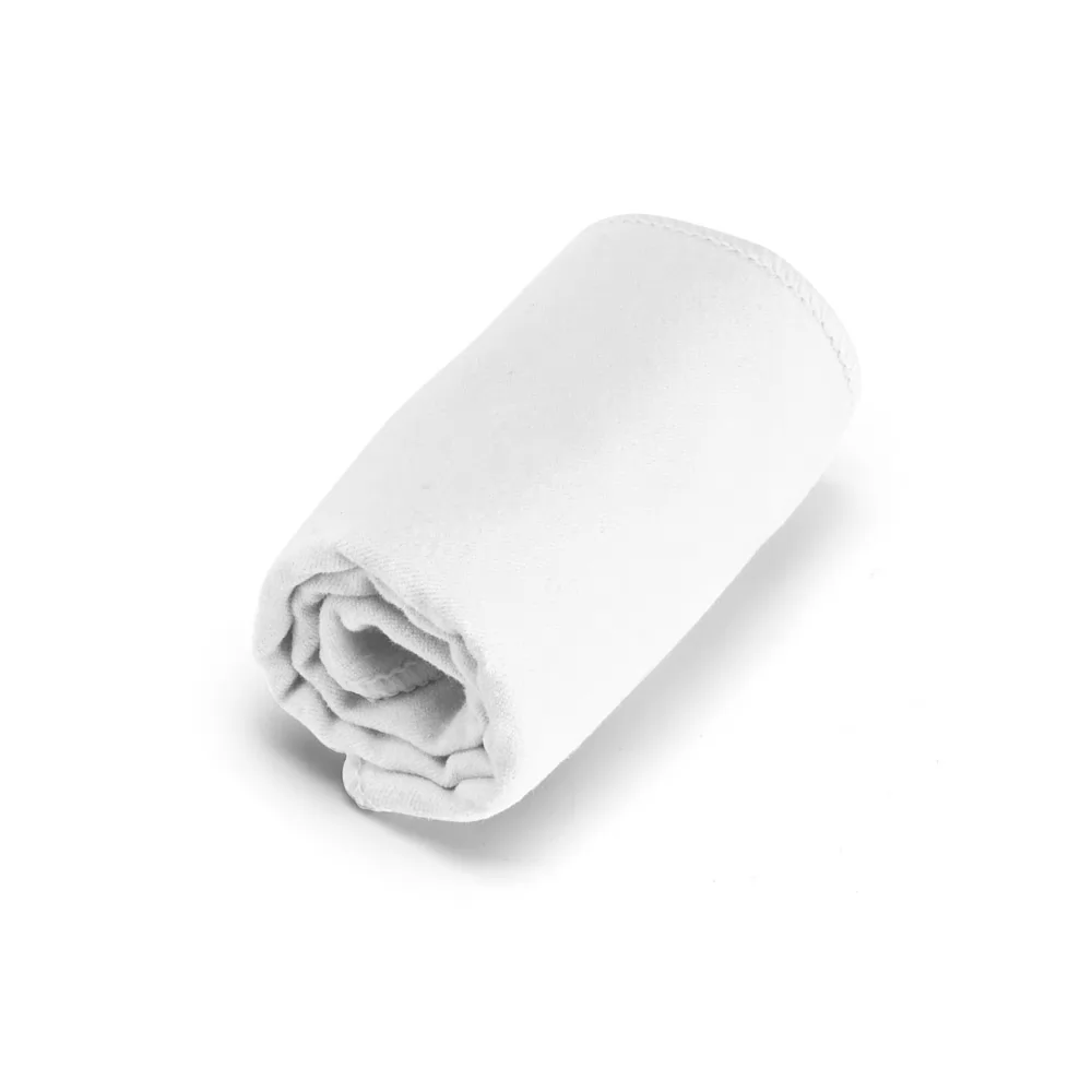 Toalha para esporte Travis em microfibra na cor branca enrolada sobre fundo branco