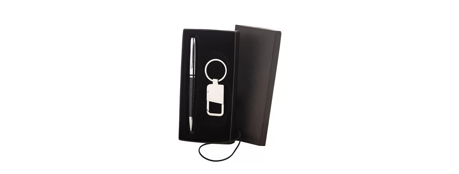 Kit caneta e chaveiro em metal e material sintético preto acomodados em estojo aberto sobre fundo branco