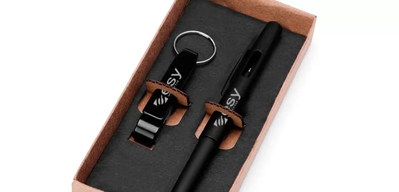 Kit executivo com caneta e chaveiro pretos personalizados em estojo kraft