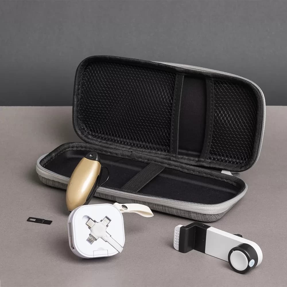 Kit Automotivo Pai Motorista com estojo cinza aberto, cabo multiuso, suporte de celular e clipe para óculos