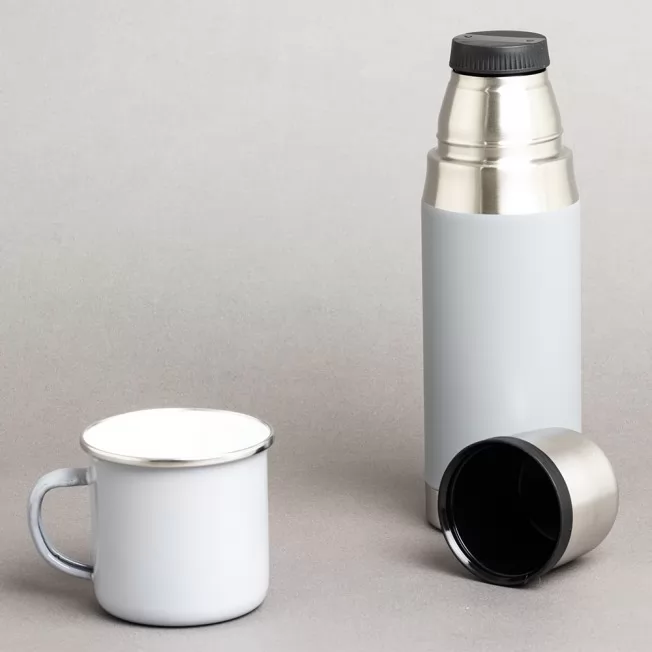 Kit café com garrafa térmica inox branca aberta com tampa ao lado e caneca esmaltada branca