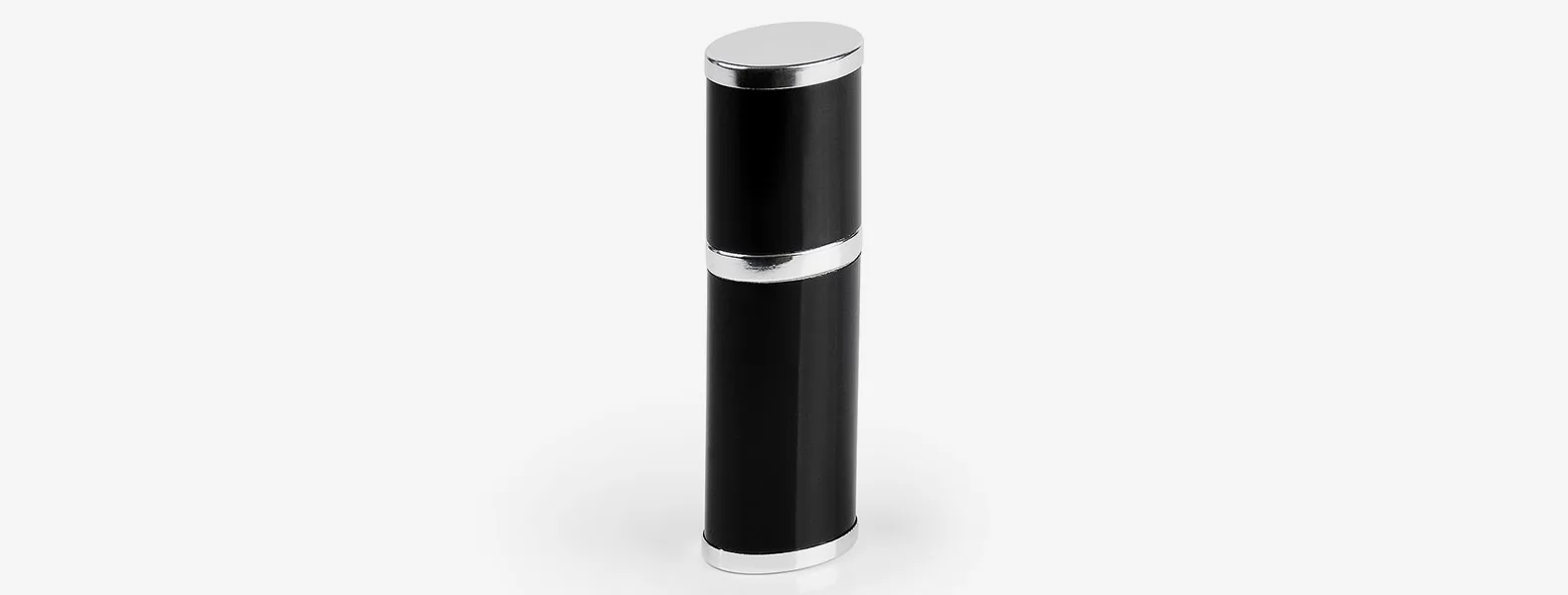 Estojo para caneta em alumínio preto fechado na vertical com detalhes prateados metálicos em fundo branco