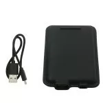 Bateria portátil Dusk 5000 mAh preta acompanhada de cabo USB em fundo branco