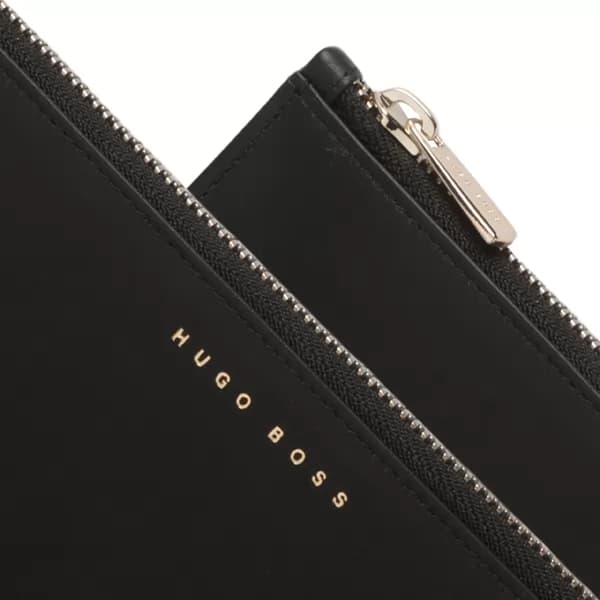 Pasta executiva A5 preta com acabamento em zíper metálico e gravação da marca Hugo Boss