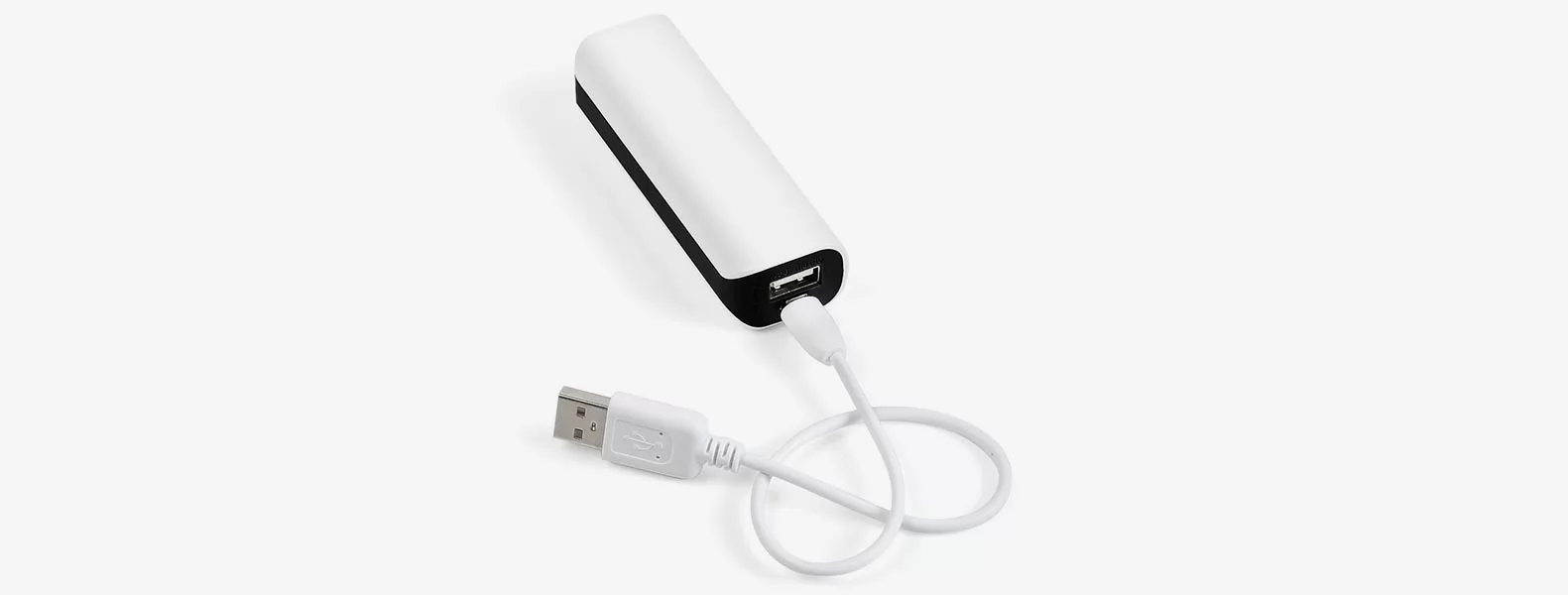 Carregador portátil USB para celular branco e preto com cabo conectado em fundo branco