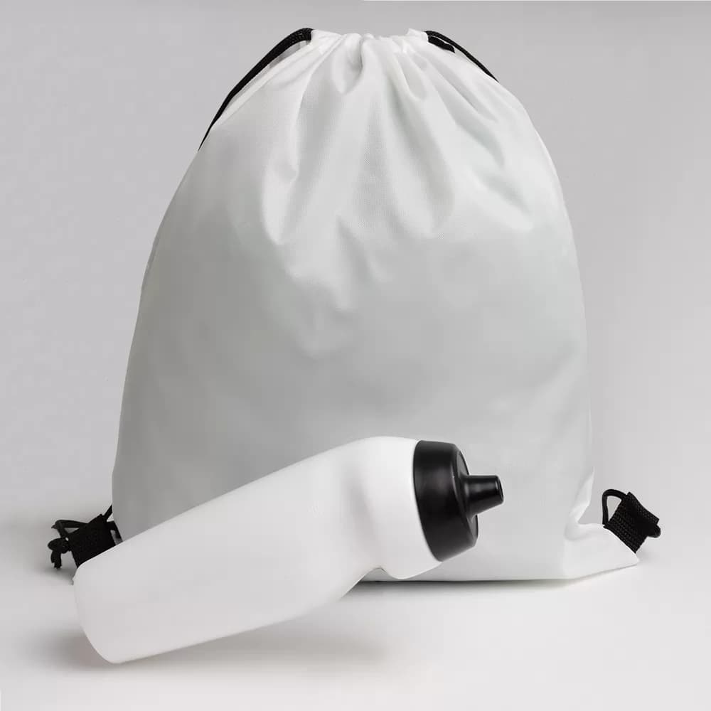 Kit de mochila saco branca com cordão preto e squeeze plástico branco com tampa preta em fundo claro