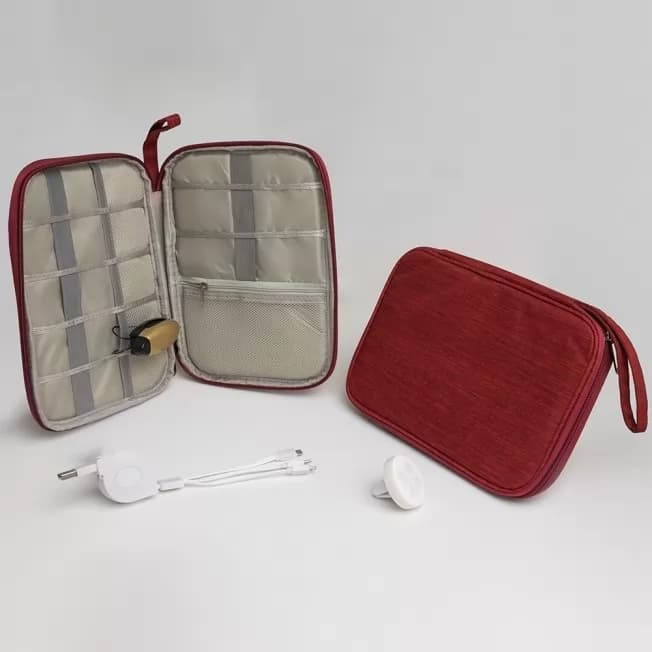 Kit automotivo com estojo de poliéster vermelho aberto e fechado acompanhado de cabo USB e suporte