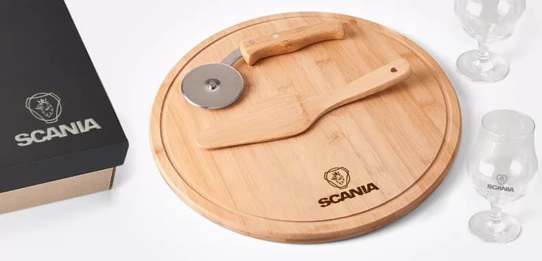 Kit pizza e cerveja em bambu personalizado com tábua, espátula, cortador, taças de vidro e caixa preta