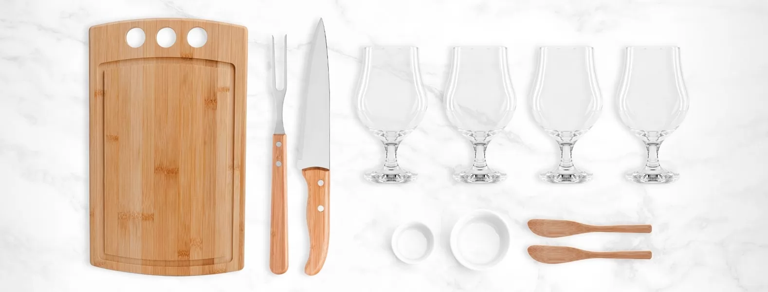 Kit churrasco, petisco e cerveja com tábua em bambu, talheres, taças de vidro e ramequins dispostos em vista superior