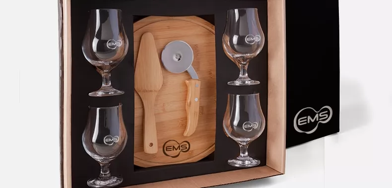 Kit pizza e cerveja personalizado em bambu com tábua, espátula, cortador e quatro taças de vidro na caixa