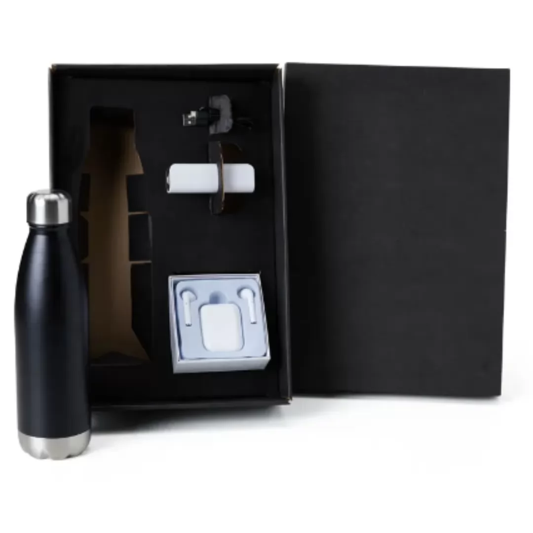 Kit com garrafa de inox preta ao lado de estojo preto com fone bluetooth e carregador portátil brancos