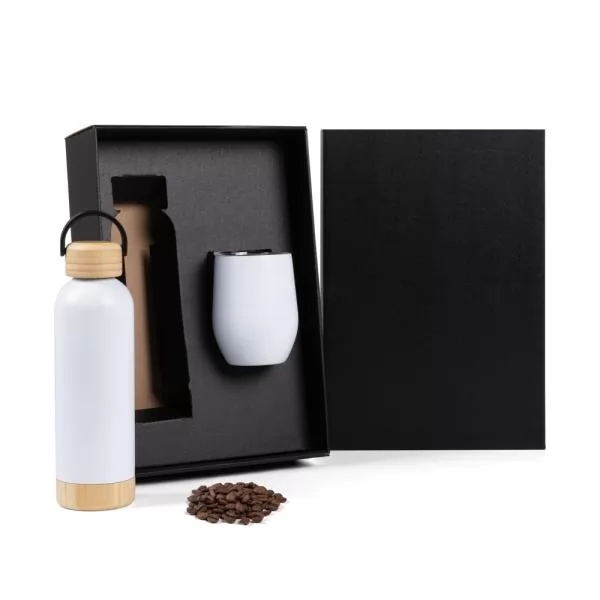 Kit garrafa e copo térmico branco com detalhes em bambu ao lado de caixa preta aberta