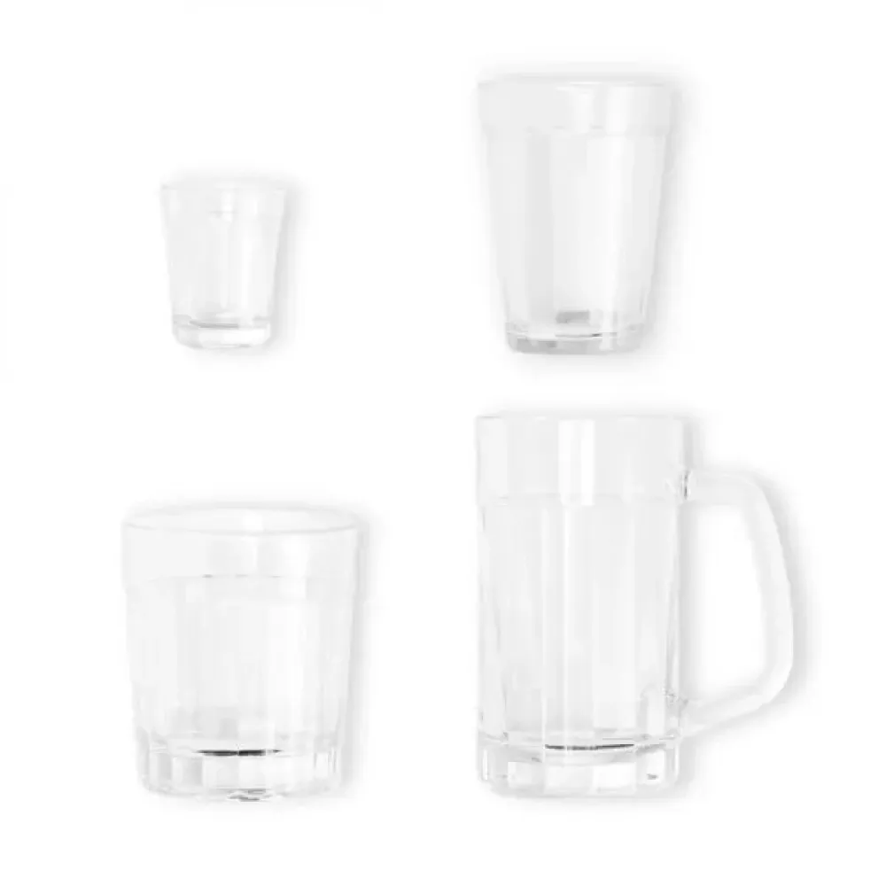 Quatro itens de vidro transparente: copo para dose, copo americano, copo para drinks e caneca com alça, sobre fundo branco