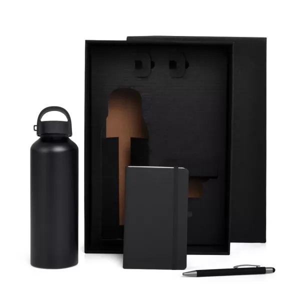 Kit boas-vindas preto com garrafa, caderno e caneta dispostos à frente de caixa para presente aberta