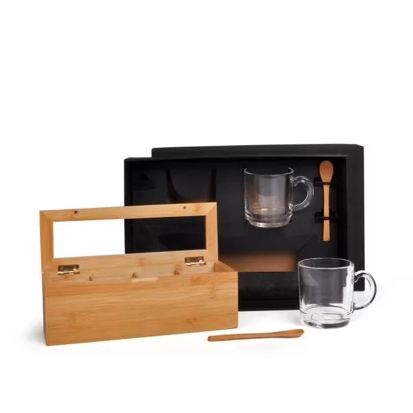 Kit para chá com caixa de bambu, canecas de vidro transparentes, colheres e estojo preto em fundo branco
