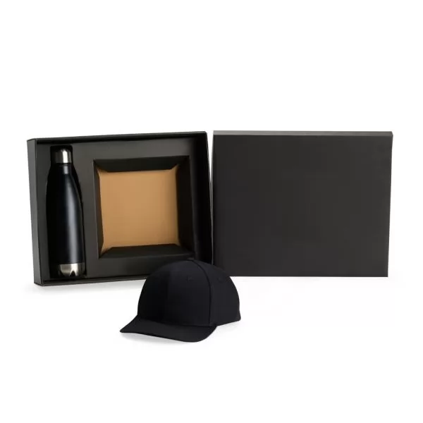Kit com garrafa em aço inox preta dentro da caixa aberta e boné preto em destaque