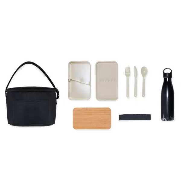 Kit bolsa térmica preta com marmita dupla, tampa de bambu, talheres e garrafa dispostos lado a lado