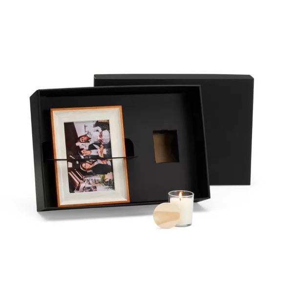 Kit porta-retrato em madeira com foto e vela aromática em copo de vidro com tampa