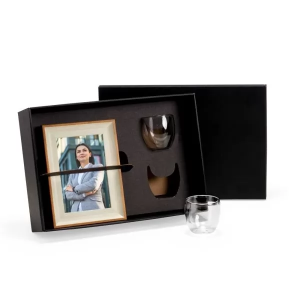 Kit porta-retrato de madeira e copos de vidro de parede dupla com grãos de café em fundo branco