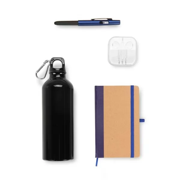 Kit com squeeze metálica preta, caderno aberto com fita azul, caneta e fones de ouvido brancos