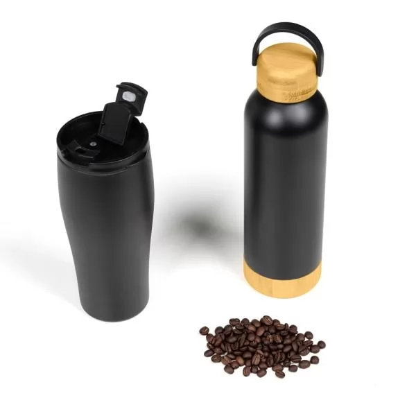 Kit com copo dupla camada e garrafa inox pretos com detalhes em bambu sobre fundo branco