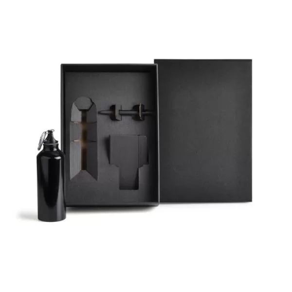 Kit squeeze, caderno e caneta com garrafa preta ao lado de caixa aberta com berço