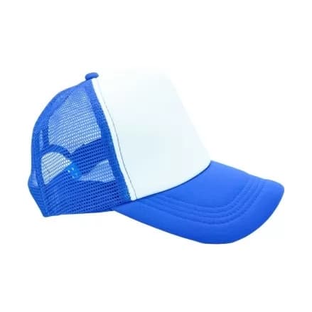Boné trucker com frente branca lisa para sublimação, tela e aba curva em azul-royal com pespontos, visto de lado
