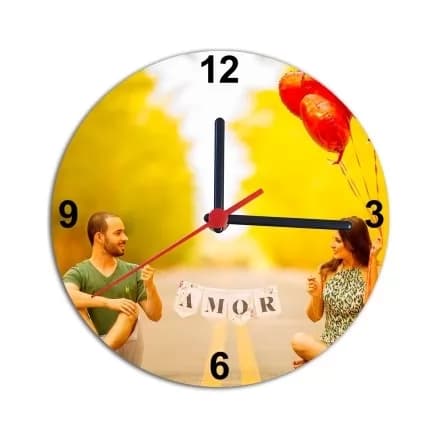 Relógio redondo em MDF ultra brilho personalizado com foto colorida de casal e ponteiros pretos