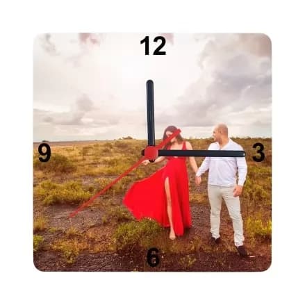 Relógio quadrado em MDF ultra brilho personalizado com foto colorida de casal e ponteiros preto e vermelho