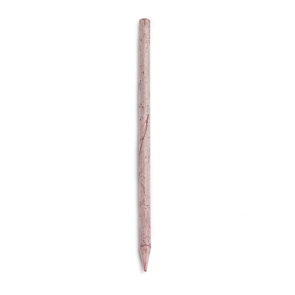 Lápis marcador de tecido vermelho com textura rajada e apontado em fundo branco