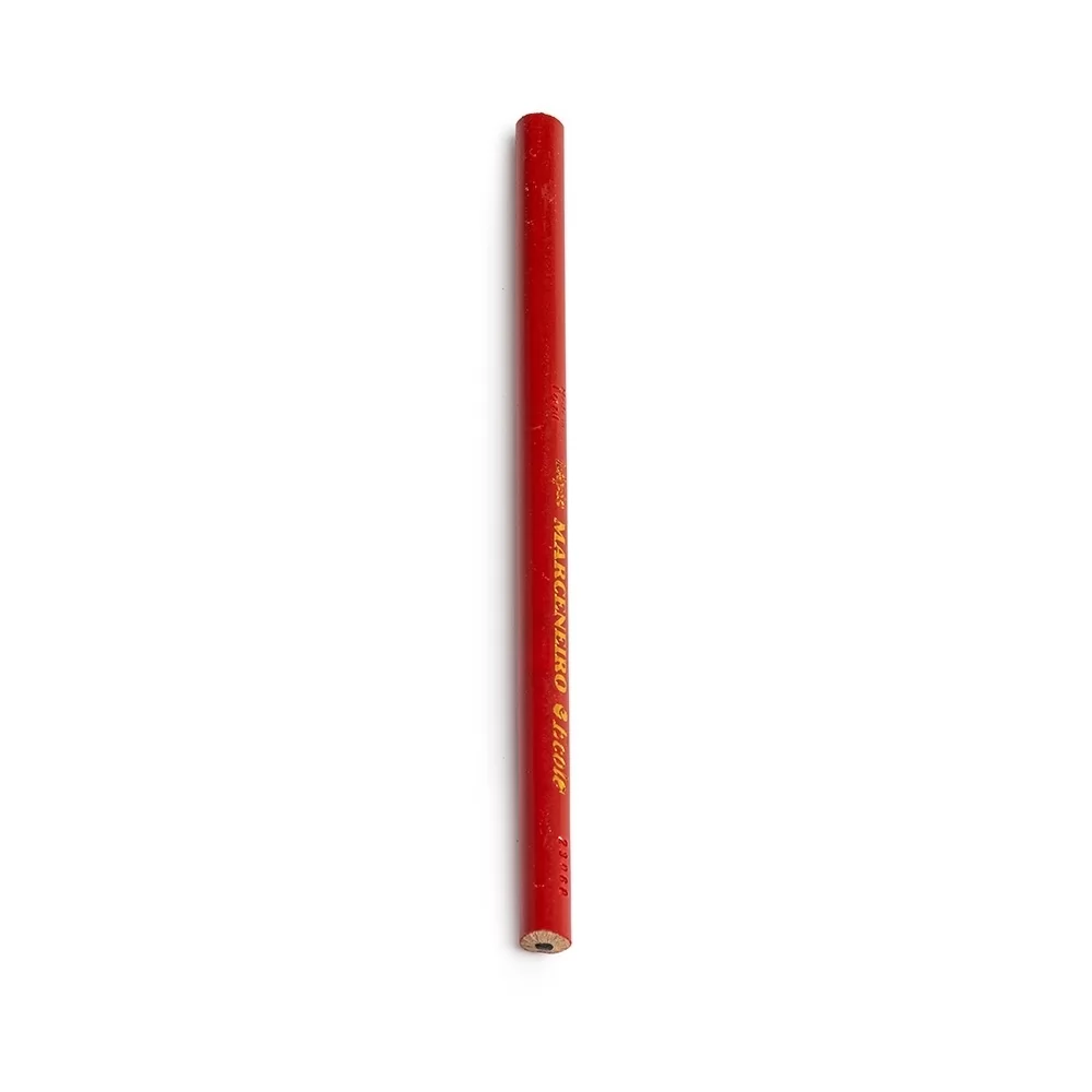 Lápis marcador de madeira vermelho posicionado na vertical em fundo branco