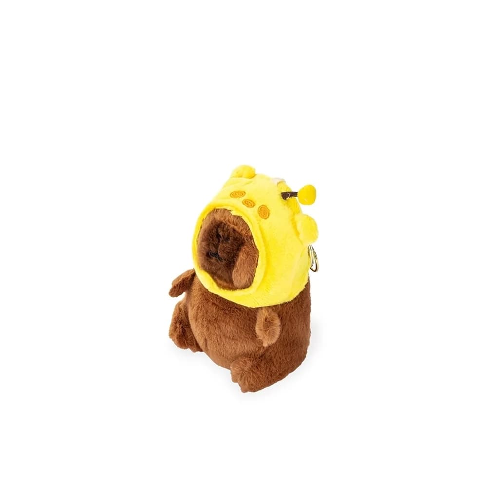 Chaveiro capivara de pelúcia marrom com capuz amarelo de abelha em fundo branco